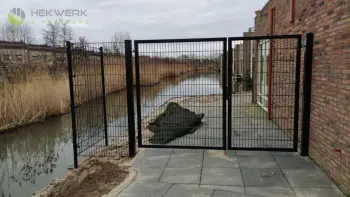 Dubbele poort met hierin dubbelstaafmat hekwerk geleverd in Deventer