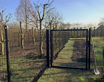 Een hondenterrein afgeleverd en gemonteerd in Zeeland een hondenterrein met een looppoort