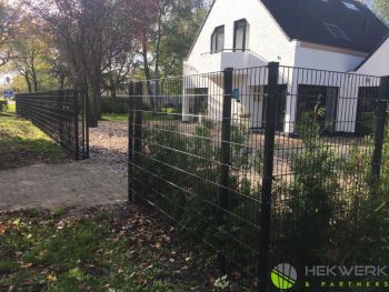 Hekwerk afgeleverd en gemonteerd in Bunschoten Een compleet hekwerk