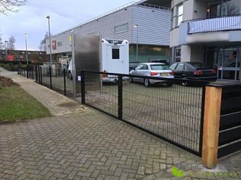 Twee dubbele poorten in één project gemonteerd in Veenendaal Twee dubbele poorten voorzien van dubbelstaafmat