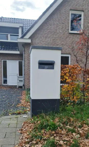 gemetselde-kolom-gestuct-brievenbus