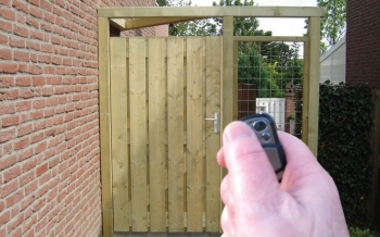 Automatische opener voor een enkel hek deur of poort Automatische opener voor een enkel hek deur of poort