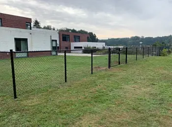 Hekwerk palen en gaashekwerk geplaatst in Arnhem