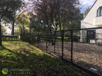 Zwarte dubbelstaafmat hekwerk met een schuifpoort in Bunschoten