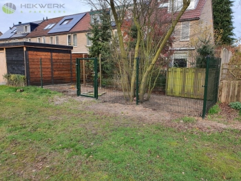 Dubbelstaafmat hekwerk en looppoort geleverd en gemonteerd in Apeldoorn Dubbelstaafmat hekwerk geplaatst in Apeldoorn