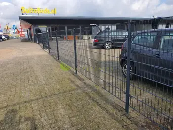 Dubbelstaafmat hekwerk met geautomatiseerde schuifpoort geplaatst in Arnhem