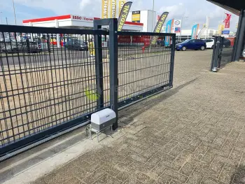 Dubbelstaafmat hekwerk met geautomatiseerde schuifpoort geplaatst in Arnhem