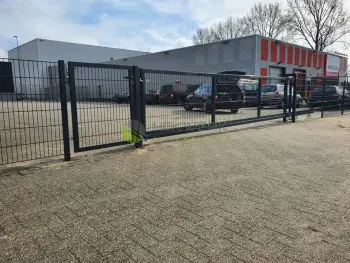 Dubbelstaafmat hekwerk met geautomatiseerde schuifpoort geplaatst in Arnhem