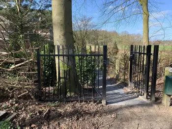 Artifence hekwerk met dubbele poort geplaatst in ´s-Gravenland
