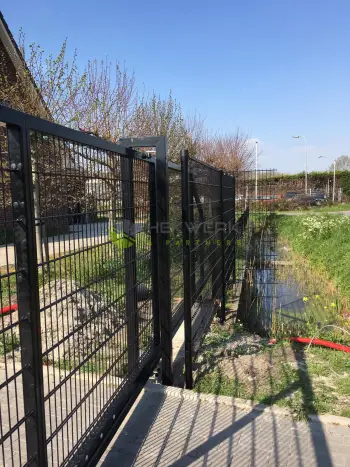 Montage in Bleiswijk van een schuifpoort en een enkele poort