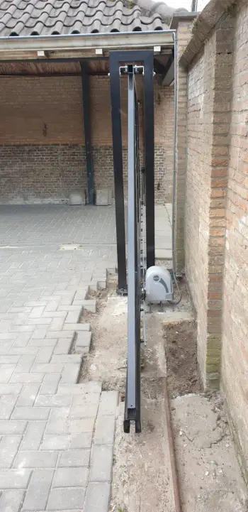Schuifpoort afgeleverd en gemonteerd in het centrum van Breda