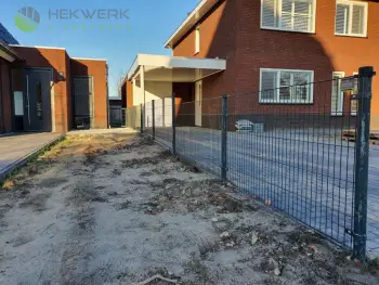 Montage van dubbelstaafmat hekwerk in Deventer, Overijssel