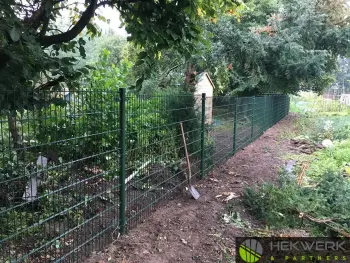 Plaatsen van dubbelstaafmat hek met hoogteverschil in Dodewaard