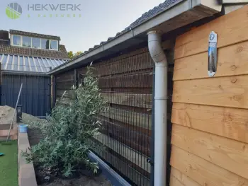 Dubbelstaafmat hek geplaatst in een tuin in Eerbeek