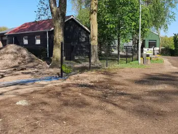 In Ermelo is een dubbelstaafmat hekwerk geplaatst op een boerderij