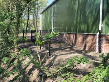 In Ermelo is een dubbelstaafmat hekwerk geplaatst op een boerderij