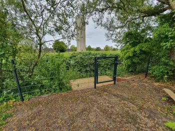 Dubbelstaafmat hekwerk en looppoort geleverd in Franeker, Friesland