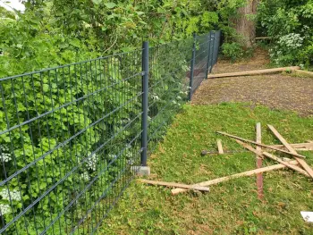 Dubbelstaafmat hekwerk en looppoort geleverd in Franeker, Friesland