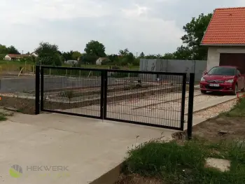 Dubbelstaafmat hekwerk en draaipoort gemonteerd in Hongarije