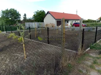 Dubbelstaafmat hekwerk en draaipoort gemonteerd in Hongarije