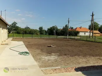 Dubbelstaafmat hekwerk en draaipoort gemonteerd in Hongarije