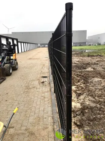 80 strekkende meter dubbestaafmat hekwerk gemonteerd in Houten door Hekwerk & Partners.