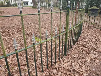 Schoonmaak en reparatie sierhekwerk groen