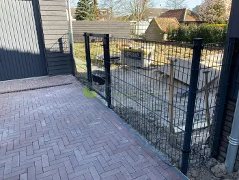 In Ridderkerk is een dubbelstaafmat met looppoort geleverd