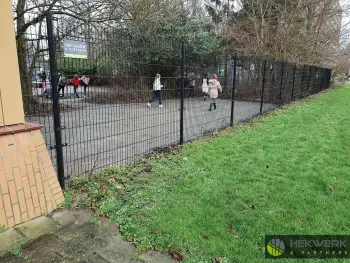 Hekwerk & partners heeft een hekwerk op een schoolplein gerepareerd.