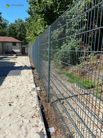 Een afgeleverd dubbelstaafmat hekwerk in Almelo Dubbelstaafmat hekwerk geleverd in Almelo