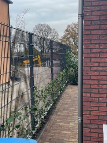 Levering van een dubbelstaafmat hekwerk in Amersfoort Een dubbelstaafmat hekwerk geplaatst in Amersfoort.