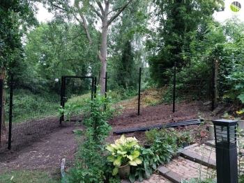 Een afgeleverd project in onze thuishaven, Apeldoorn! Dubbelstaafmat hekwerk geleverd in Apeldoorn op ongelijke ondergrond