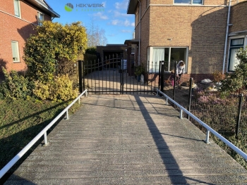 Dubbele sierpoort en vlonder met looppoort geleverd in Berkel en Rodenrijs Sierpoort en hekwerk met looppoort geleverd in Berkel en Rodenrijs