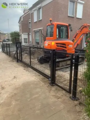 Dubbelstaafmat hekwerk met looppoort geleverd in Eindhoven