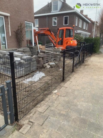 Schuifpoort en looppoort geleverd bij een kinderdagverblijf in Eindhoven Dubbelstaafmat hekwerk met looppoort geleverd in Eindhoven