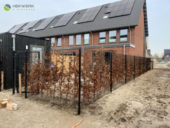Hekwerk met brede looppoort geleverd en gemonteerd in Hoef en Haag Hekwerk met brede looppoort geleverd in Hoef en haag