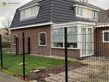 Dubbelstaafmat hekwerk met motief gemonteerd in Hoofddorp Dubbelstaafmat hekwerk met een motief geleverd in Hoofddorp