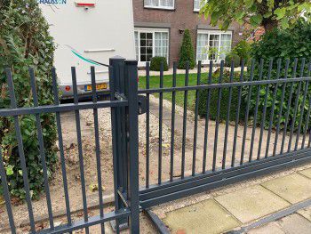 Een hekwerk in combinatie met schuifpoort geplaatst in Hoofddorp.