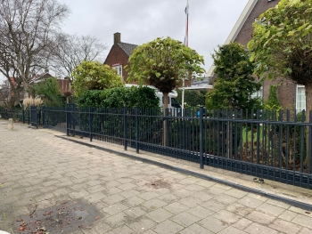 Een spijlenhekwerk geleverd in Hoofddorp, Noord-Holland Een hekwerk in combinatie met schuifpoort geplaatst in Hoofddorp.