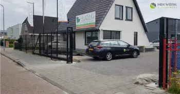 Schuifpoort gemonteerd bij het bedrijf van Huizing Meubelstoffering in Hoogezand