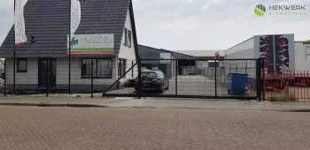 Schuifpoort gemonteerd bij het bedrijf van Huizing Meubelstoffering in Hoogezand