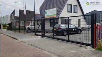 Een geautomatiseerde schuifpoort afgeleverd in Hoogezand Schuifpoort gemonteerd bij het bedrijf van Huizing Meubelstoffering in Hoogezand