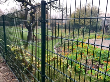 Dubbelstaafmat hekwerk geplaatst in Laag-Soeren, Gelderland Een dubbelstaafmat hekwerk geplaatst in Laag Soeren.
