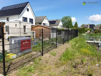 Dubbelstaafmat hekwerk met looppoort geleverd in Maurik