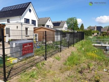 Dubbelstaafmat hekwerk en looppoorten geleverd en gemonteerd in Maurik Dubbelstaafmat hekwerk met looppoort geleverd in Maurik