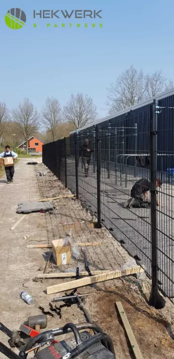 Dubbelstaafmat hekwerk geleverd bij sportpark in Oosterhesselen