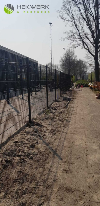 Nieuw dubbelstaafmat hekwerk voor Sportcentrum in Oosterhesselen Dubbelstaafmat hekwerk geleverd bij sportpark in Oosterhesselen