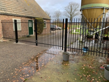 Dubbele spijlenpoort afgeleverd in Raalte, Overijssel Een spijlenhekwerk in Raalte