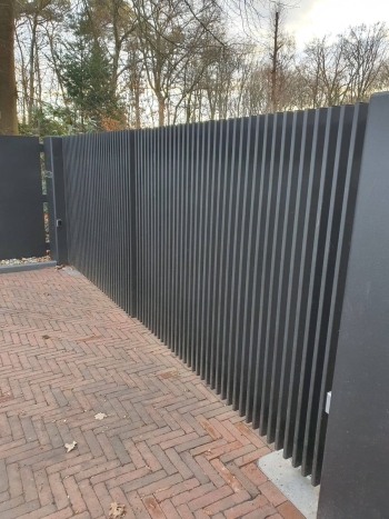 Aluminium draaipoort Radiato Radiato schuifpoort geleverd