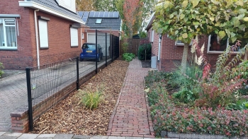 Dubbelstaafmat hekwerk als basis voor een groene muur Dubbelstaafmat hekwerk voor klimop geplaatst in Stadskanaal